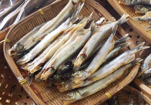 暦生活 こよみせいかつ 柳葉魚 ししゃも 産卵期に入る10月に旬を迎えます 古くから日本の食卓に並び 食生活を支えてきてくれました 柳の葉がししゃもになったというアイヌの伝説から 柳葉魚 と 漢字で書くようになったようです Http T