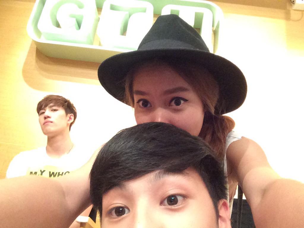 mukyiies's tweet photo. อุ๊ยยย!! พี่ข้างหลัง เป็นฐานันดร ไหนกันแน่ @bank_thiti @Tor_Story #maynhai เสร็จงานข้าแล้ว http://t.co/lGZqzCeTfX