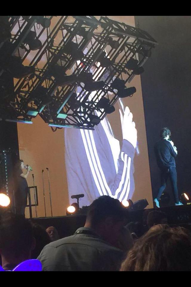 MyStylinsonTeam's tweet photo. #NEW | H&L onstage in Manchester - 10/4/15 (46-47)
#OTRAManchester2 #EMABiggestFans1D http://t.co/0ZSSwn9boF