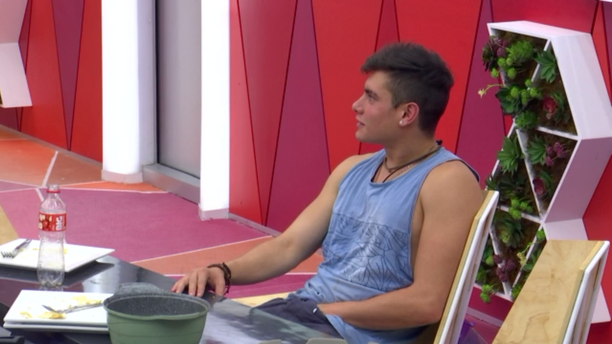 BigBrother_PM's tweet photo. En la cocina andan muy inquietos #BBRudo y ni se diga de #BBChile. http://t.co/A1Icjyd8De