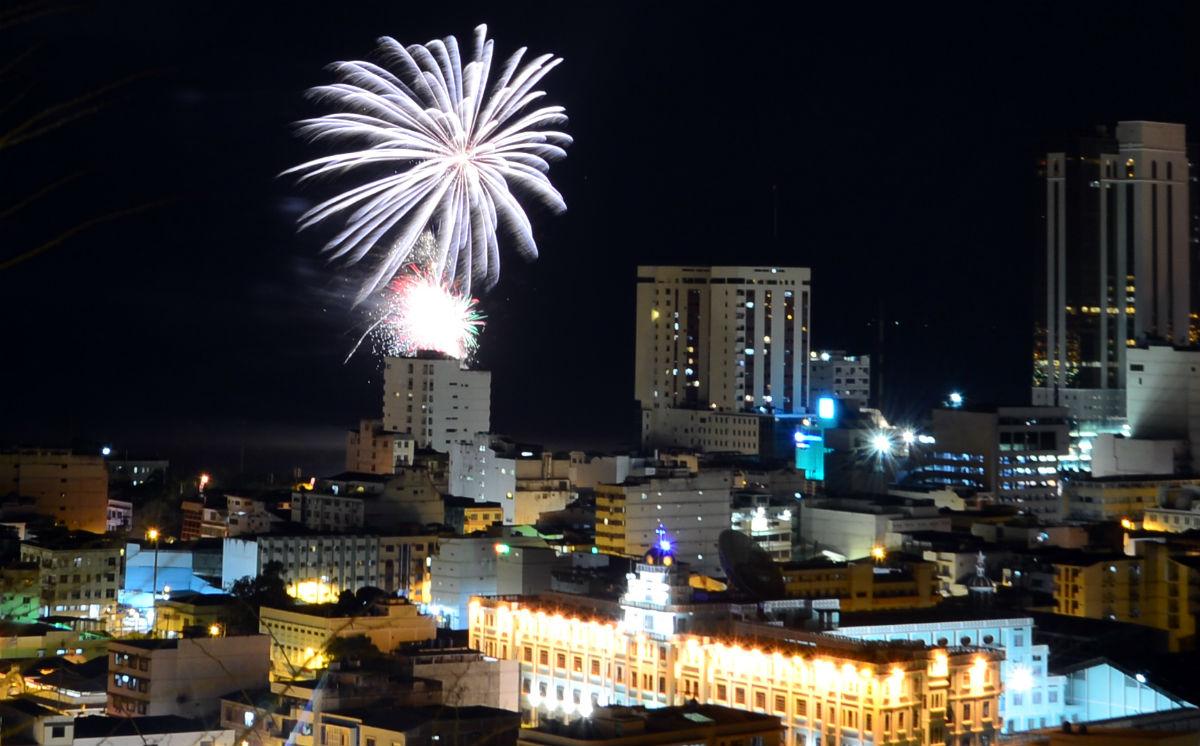 #FotoDelDía Con fuegos artificiales #Guayaquil celebró 195 años de Independencia (foto: Francisco Bravo)