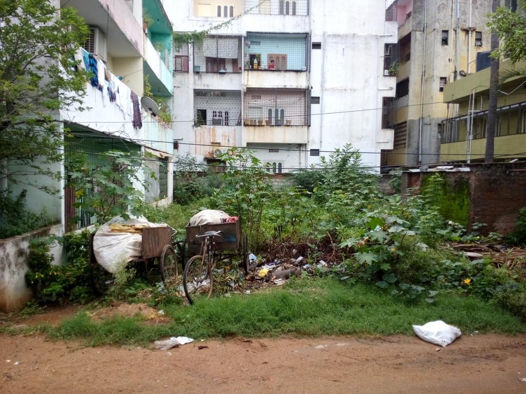 DilSeAlways's tweet photo. Empty plot in area #KrupaComplex public nuisance.Owner not bothered #GHMC #Malkajgiri #Hyderabad NoAction @KTRTRS http://t.co/swQExgHmnP