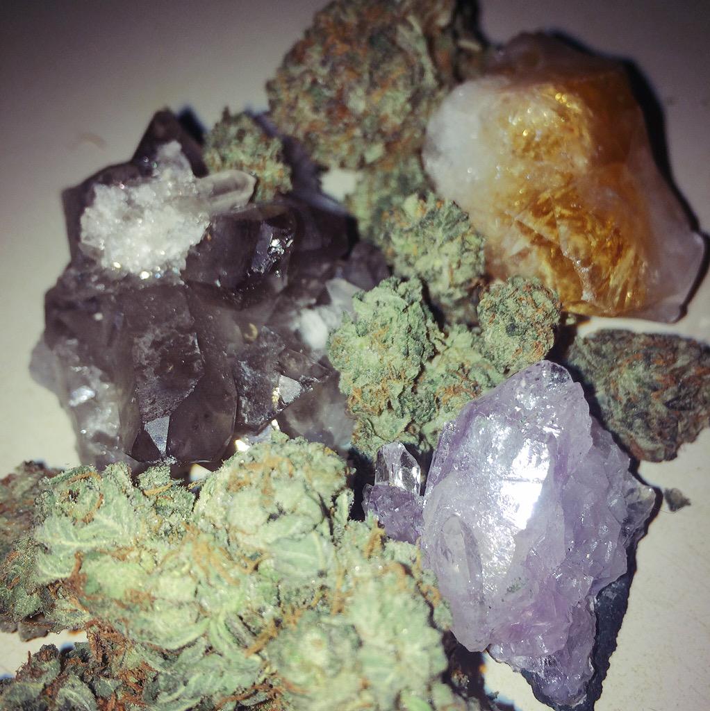 MissAltered's tweet image. Master Kush &amp;amp; crystals. 💚✨ #weedporn #quartz #kush