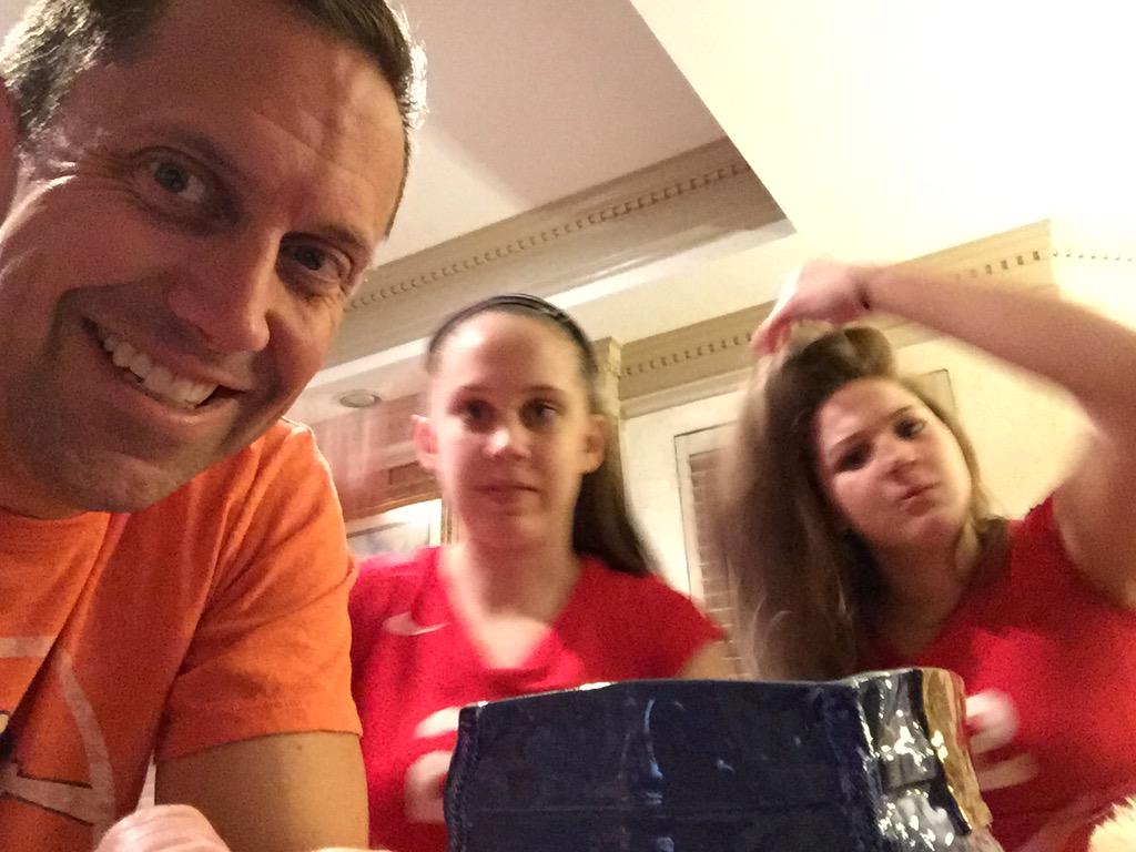 ctopher73's tweet photo. Love these girls! #notlosers #awesomepainting http://t.co/qdNyYhr25m