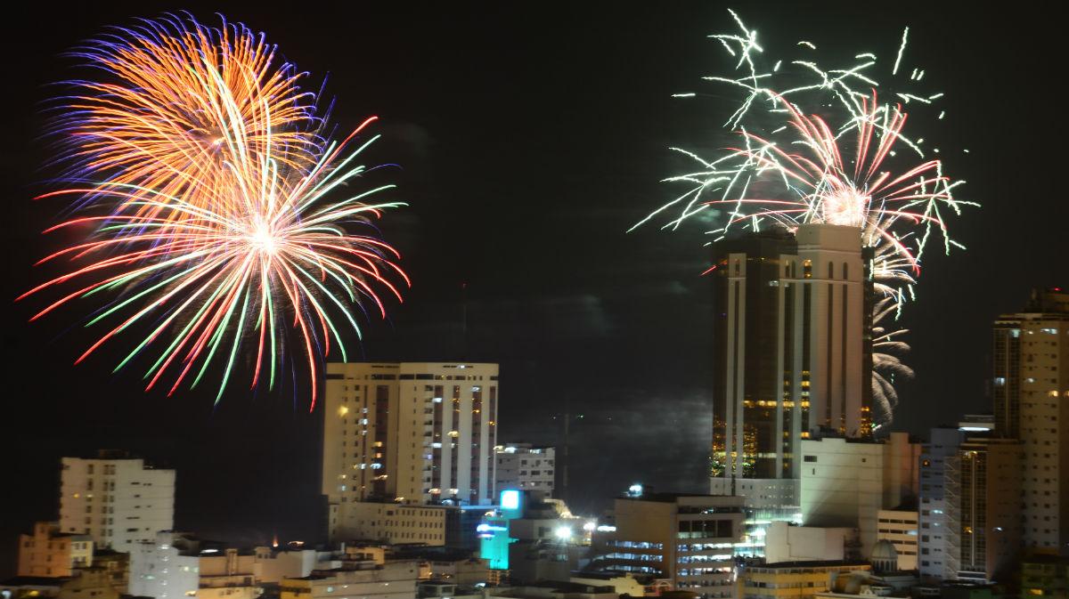 [Fotos] Guayaquil cerró el 9 de octubre con show de pirotecnia. ow.ly/TeVsd