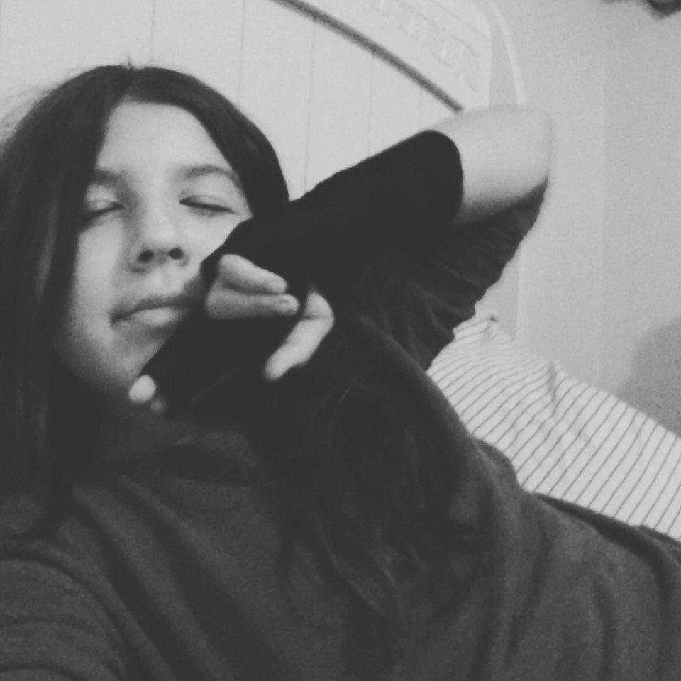 jara_kyla's tweet photo. @carterreynolds babe I fractured my rist http://t.co/ZEPxedJ90A
