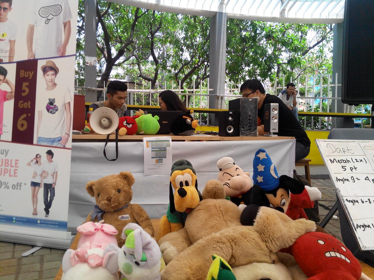 ubmuniversity's tweet photo. Mau dapatkan boneka" lucu ini?? Yuukk kunjungi booth @semaFTDUBM kalian bisa bermain angry bird secara nyata loh.. http://t.co/pgXKHt4CMn