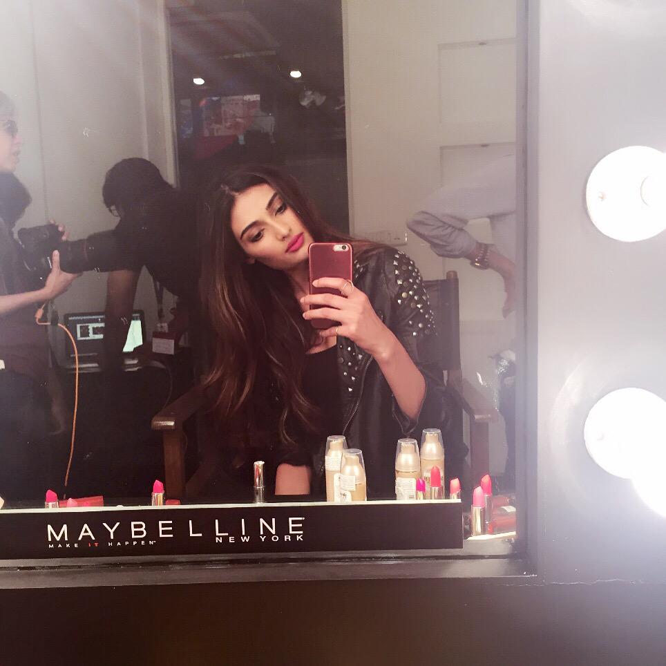 theathiyashetty's tweet photo. 🐝💋 http://t.co/qd2wqG0OM8