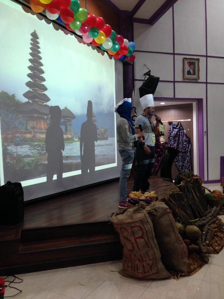 LiliyanaS's tweet photo. Opera van @jivakalpa with @ShofiAwanis dan Made Yogi.. Berkeliling Indonesia @LPDP_RI #PK43 http://t.co/6r39glrOJW