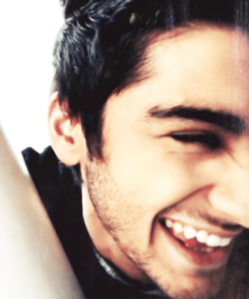 carolfcbs's tweet photo. he is the reason of my daily smile #ZaynTaughtUs http://t.co/5zeJUJNNGM