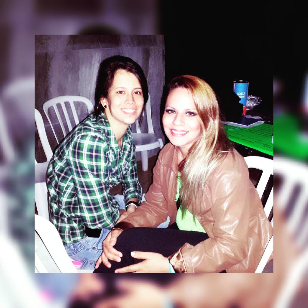 claucpaez's tweet photo. Noche de karaoketon con la mejor!!! http://t.co/u1jNLSASYy