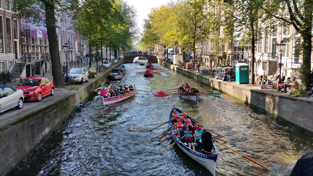 Druk druk druk en duwen en trekken. deze  grachtenrace is hier spectaculair <a href="/sloeproeienNL/">Sloeproeien Nederland</a> <a href="/Grachtenrace/">Grachtenrace</a>