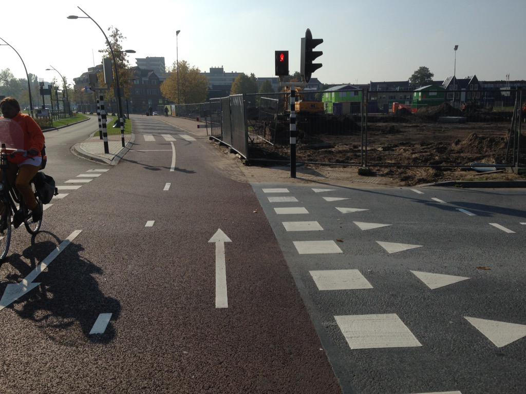 edwinuitzwolle's tweet photo. Wat denkt u, wat doet u? 2x oversteken #omlopen #doorlopen #verleiden #gedrag #dtv http://t.co/yQ278yFYuC
