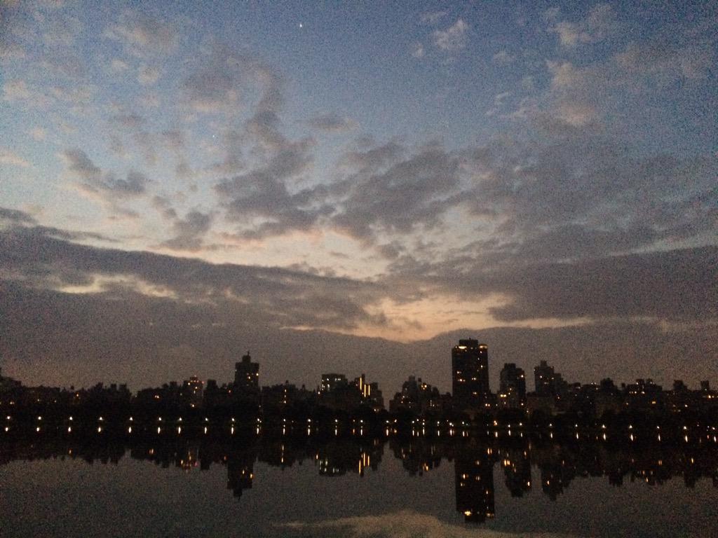TheRealBeale's tweet photo. Quiet early morning runs in Central Park #TCSNYCMarathon http://t.co/eBEJ7EIxLq