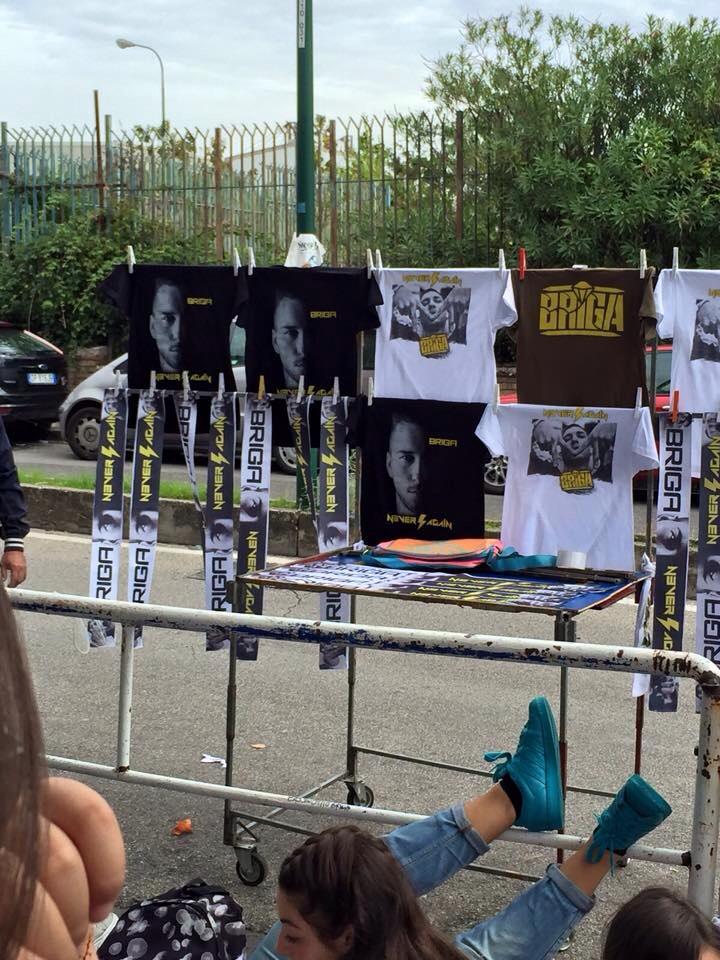 giggi9410's tweet photo. #brigafan Mi raccomando non comprate merch finto.ieri, dopo aver litigato, nessuno piu le ha indossate @MattiaBriga http://t.co/5IkAxh1j9K