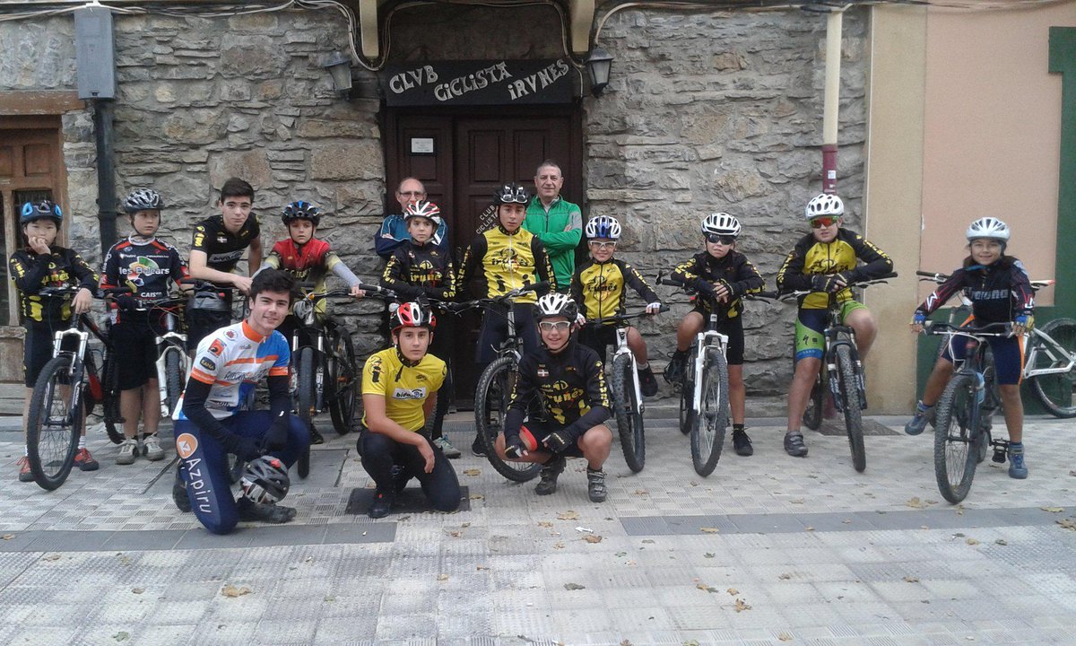 Klubeko gazteak itzuli polit bat ematera atera dira. ANIMA ZAITEZTE gurekin ateratzera