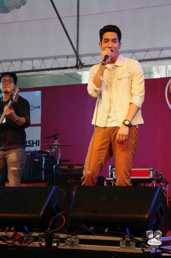 mukmac_fc's tweet photo. สนุกไปตามฟีลเพลง 😊😁☺️🎤✨ [6/10/2558] @MagicSpellz2 #macaf11 #AF11 #แม็คมุก http://t.co/Pr7O1Bj5eq