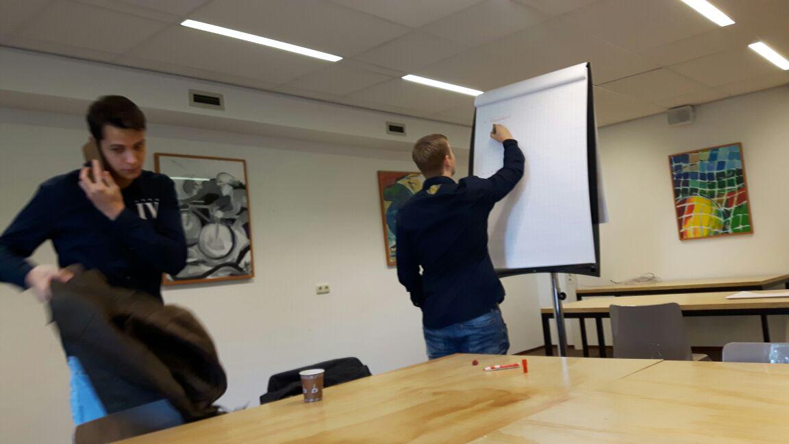 denniss_9's tweet photo. Tacktische bespreking 👌 http://t.co/UwLsNGThiU
