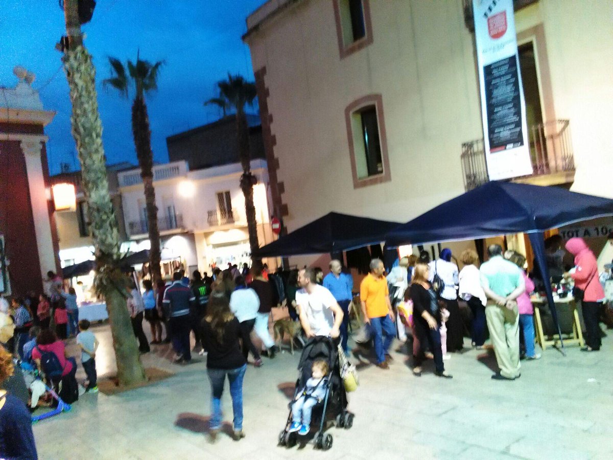 LILLADEGAVA's tweet photo. l’Illa surten al carrer... Parés, “el fet de sortir al carrer ens dóna l’oportunitat d’atansar-nos als vianants ... http://t.co/hCpmwyERDy