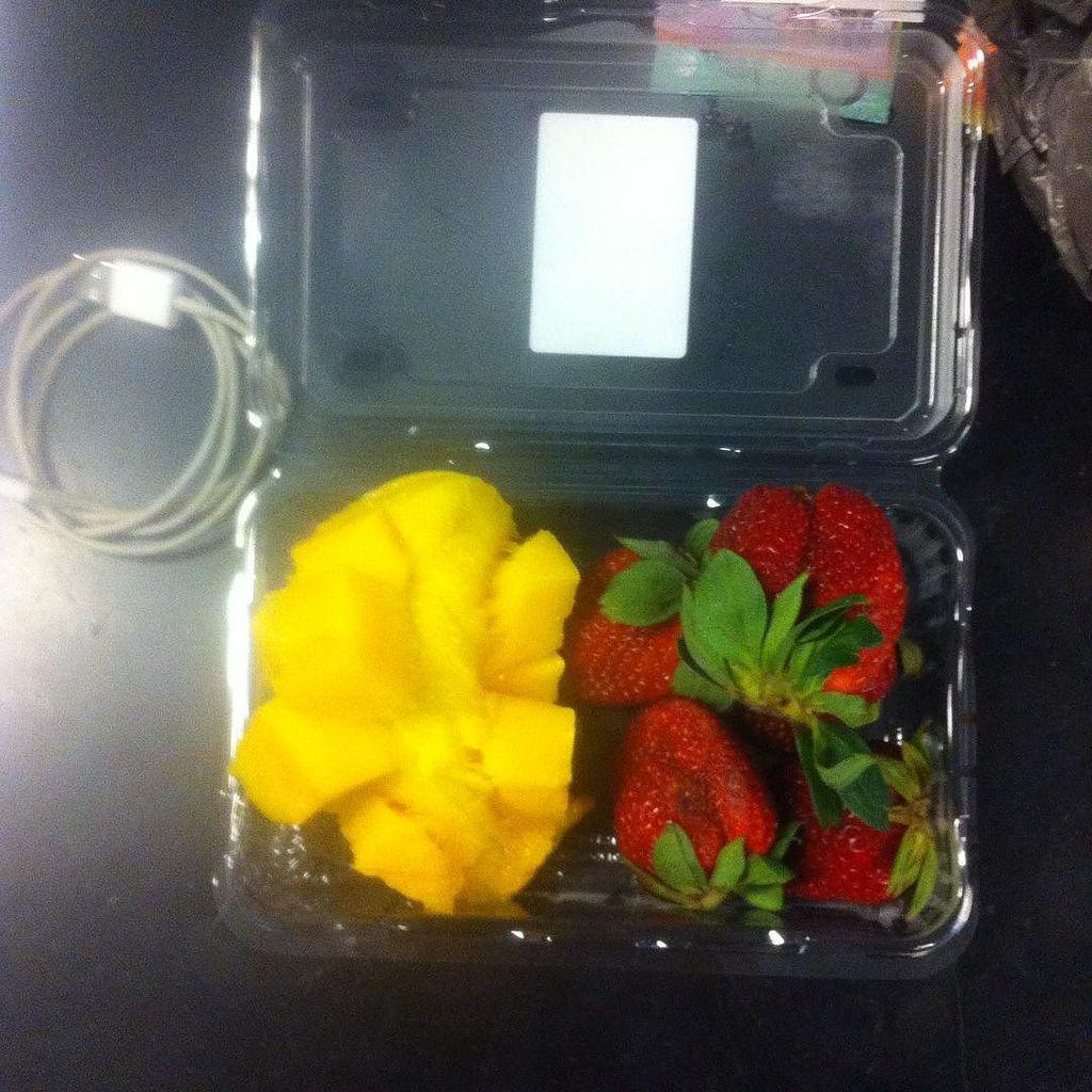 hormonarse's tweet photo. Fruit for breakfast at 3pm 🍓 #kaylaitsines #kaylaitsinesbbg #bbg #deathbykayla #bbgcommunity #bodytrim #protein #lo… http://t.co/MMhETzwyuL