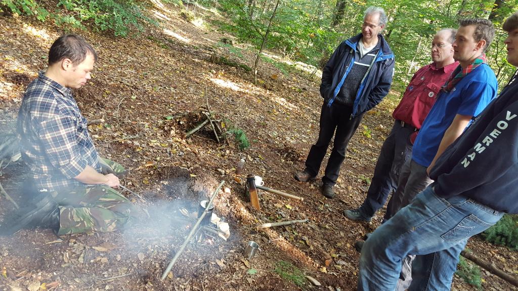 Trijsberg's tweet photo. We zijn gestart met Trijsberg University. Luuk geeft een workshop Survival/bushcraft. http://t.co/UoKGT7yiC7