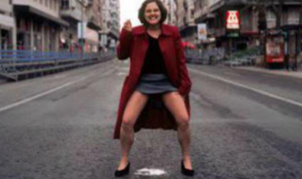 Ada Colau censura la imagen de la izquierda. Prefiere que #Barcelona se identifique con la de la derecha. Podemos