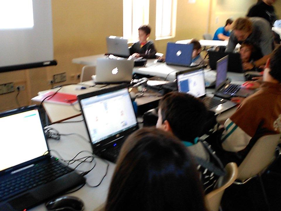 majadajoven's tweet image. Hoy nueva sesión #coderdojoMajadahonda. A pleno rendimiento en las cuatro áreas de trabajo propuestas.