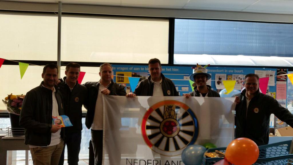 RT41Winschoten's tweet photo. Hij gaat fijn, hier bij de Albert Heijn #JarigeJobDag #TR41 http://t.co/RL3YXjjqtQ