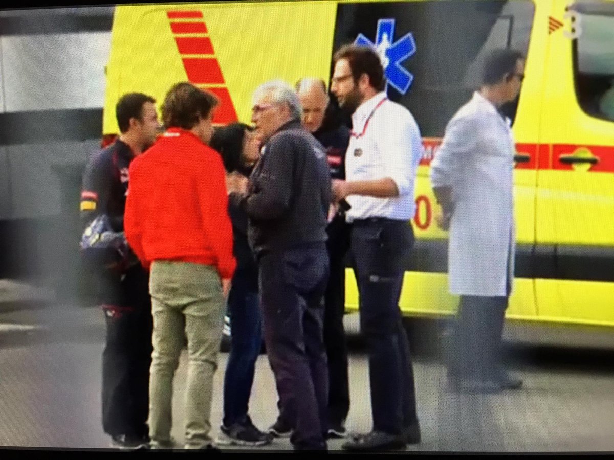 piusgasso's tweet photo. Un amigo siempre está ahí... 

Roberto Merhi se ha quitado el mono y ha ido a ver como se encontraba su amigo Carlos http://t.co/o4zOI6YykC
