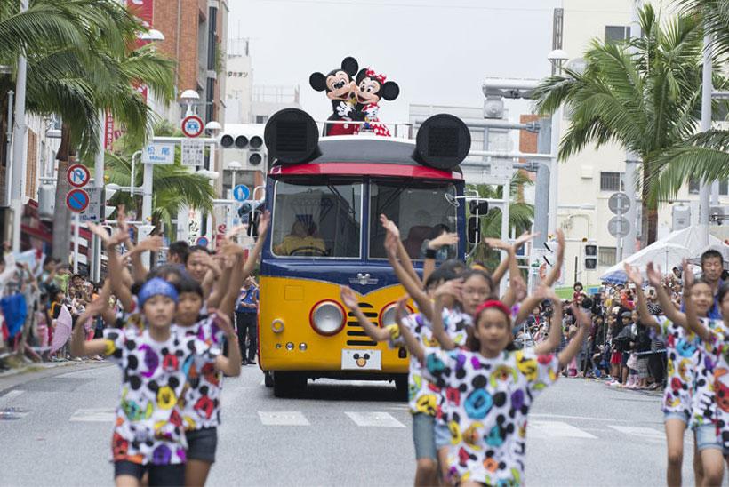 TDR_PR's tweet photo. 【ディズニーの仲間たちが沖縄に！】ハイタイ！本日、ディズニーの仲間たちが東京ディズニーリゾートを飛び出し、沖縄県那覇市で開催された「那覇大綱挽まつり」に参加しました。その様子はこちらから＞ http://t.co/UqCZkUZJe6 http://t.co/nMuEq8lO5k