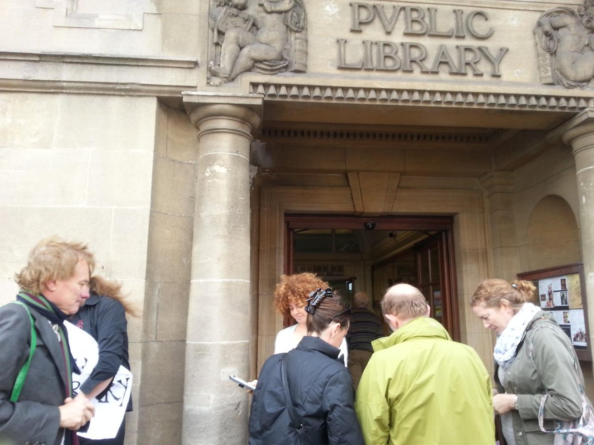 Brunswick_Green's tweet photo. Everyone signing petition to #savehovelibrary this morning http://t.co/w5VYAwGWgu