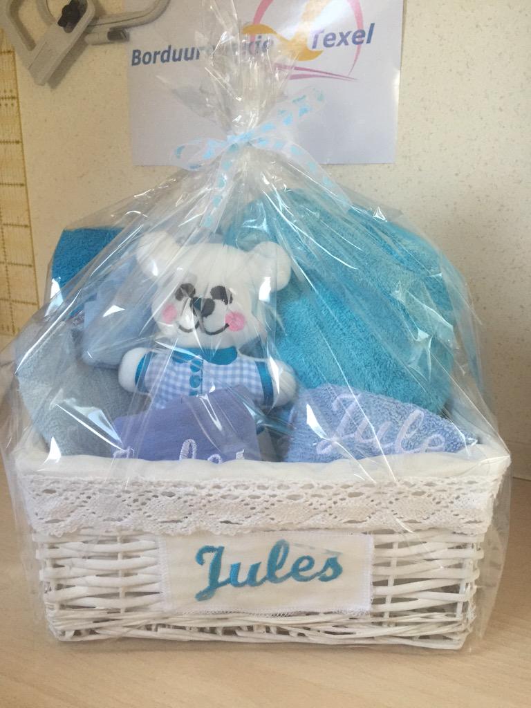 borduurhoekjetx's tweet image. Leuke mand en luierkrans voor Jules mogen maken. Sam en Maaike, gefeliciteerd met jullie zoon