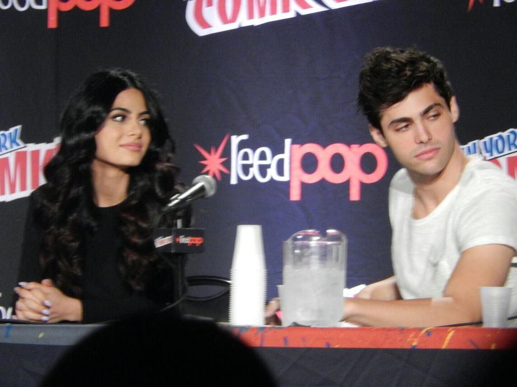 ShadowhuntersBR's tweet image. Mais uma EXCLUSIVA nossa de @EmeraudeToubia e @MatthewDaddario #Lightwoods #ShadowhuntersNYCC #NYCC