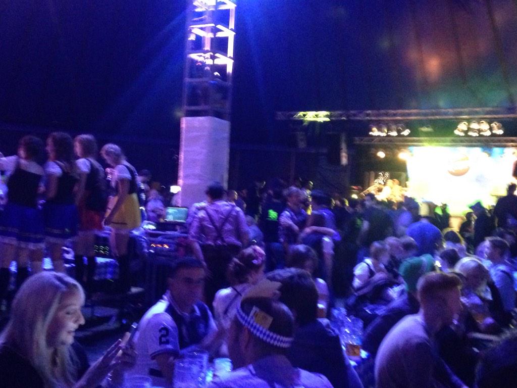 tugaemlondres's tweet photo. A celebrar o #OktoberFestLondon #eventosTL http://t.co/SmrcGlpIkt