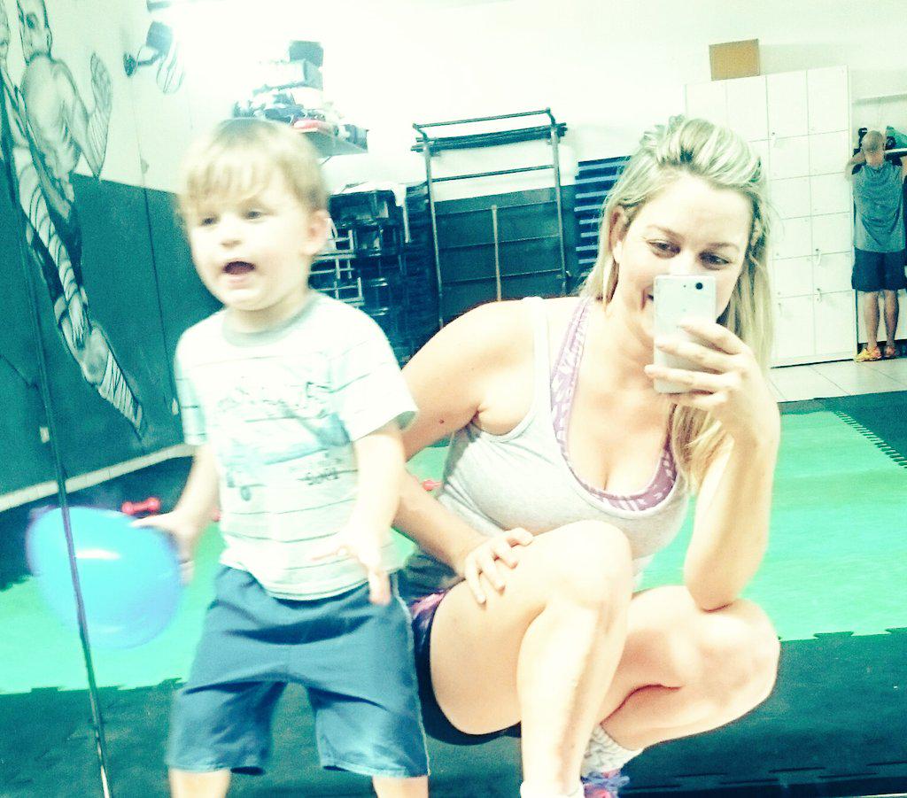 feroliveira2015's tweet photo. #VIDAQUESEGUE👊👢💪 http://t.co/p2A4IHrKkP