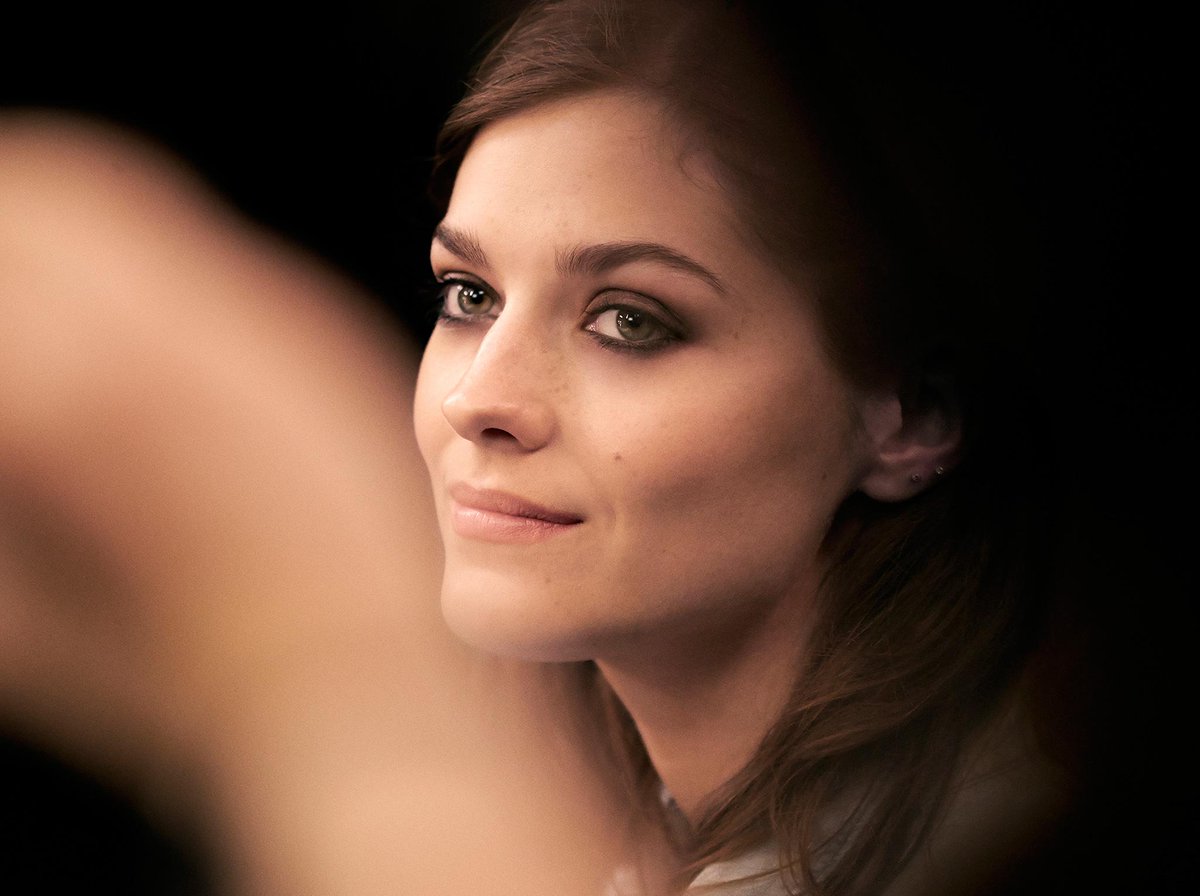 Campaign star amber anderson wearing smokey eyes backstage at the @burberry a/w15 show ...