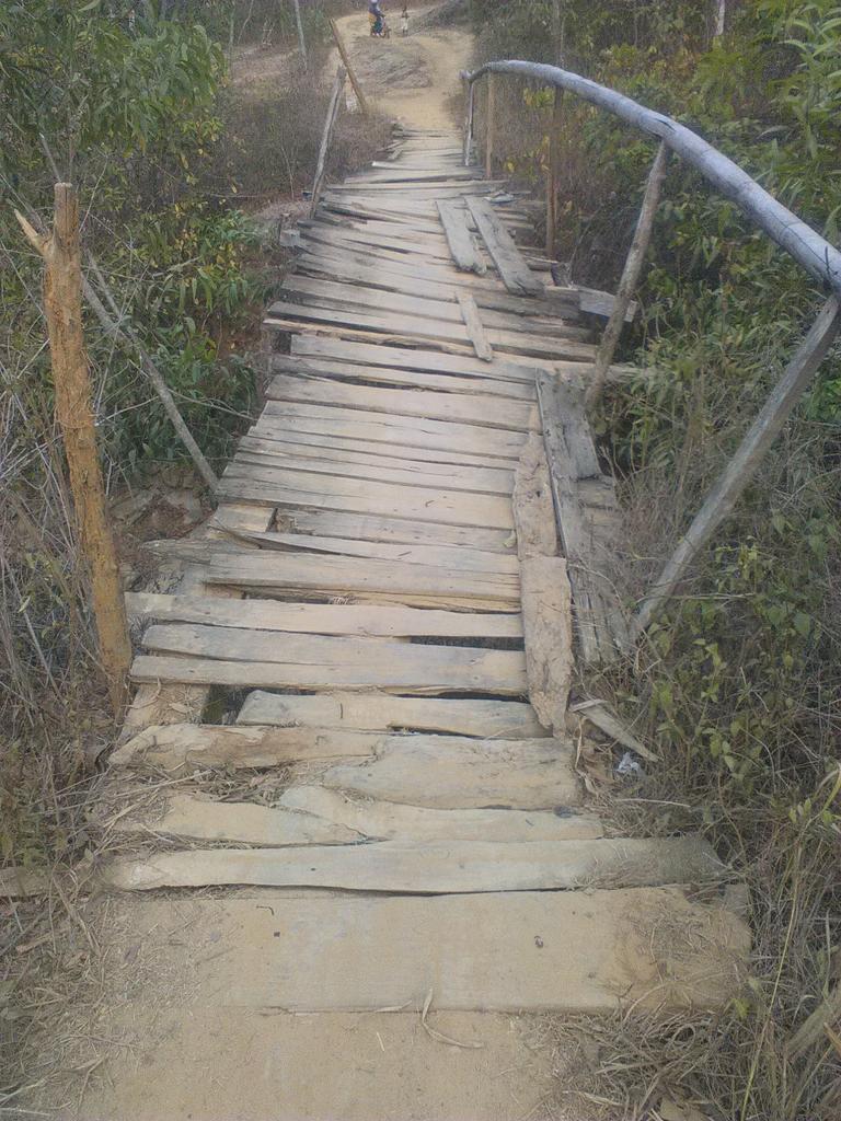 pp_bangkalan's tweet photo. @pakdekarwo1950 @IrianaJokowi @NajwaShihab Jembatan penghubung antar desa sdh 9 thn jadi jmbtn kcl kok blm di bngun http://t.co/kb84srasCO