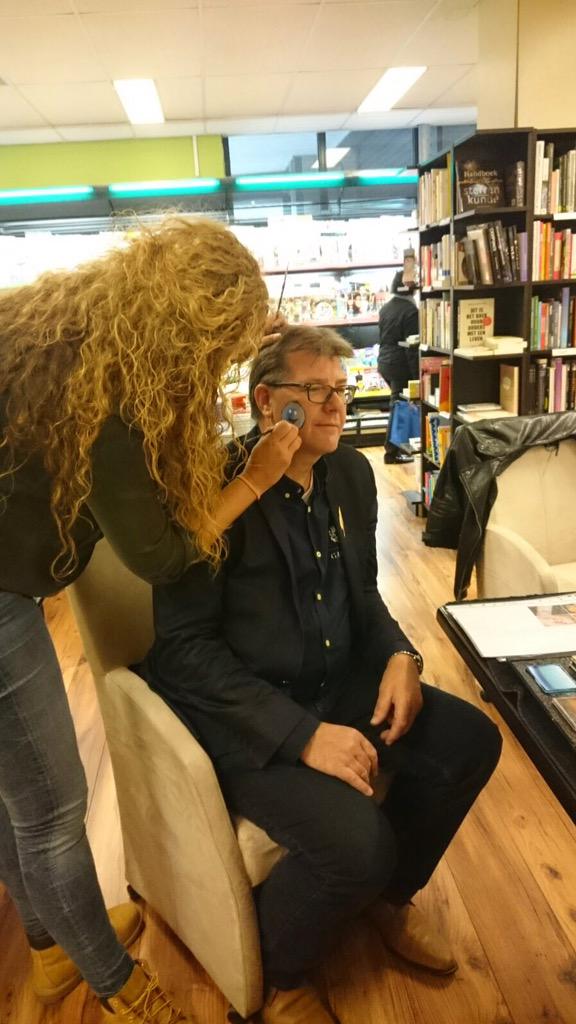 Schminken tijdens kindeboekenfeest vanmiddag was leuk voor groot en klein #raarmaarwaar #KBW15