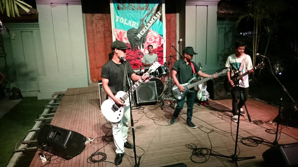 ForBALI13's tweet photo. Woodfucker membuka #KonserMini malam ini, hajar bro. #BermusikAdalahMelawan #BaliTolakReklamasi 

Cc @jokowi http://t.co/GIVIptvWho