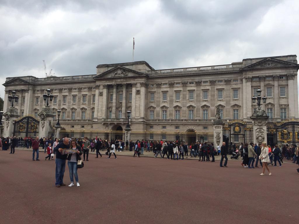 RobCombs1's tweet photo. I think I found my new house! #buckinghampalace http://t.co/Z35SnJtbS8