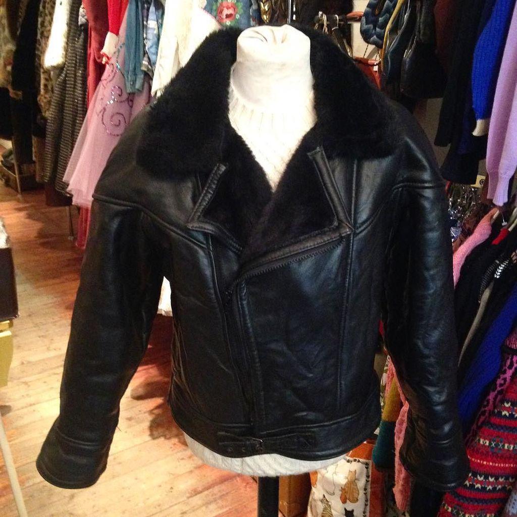 VintageGuruScot's tweet image. Black leather men's flying jacket - size S/M - £48 #flyingjacket #blackflyingjacket #aviator #fauxsheepskin #outdoo…