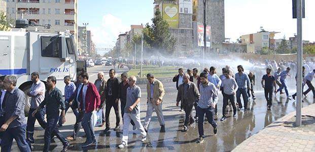 dempartignclk's tweet photo. Batman'da Ankara’daki patlamayı protesto etmek isteyen kalabalığa polis tazyikli suyla müdahale etti. #Ankaradayız http://t.co/gs3gP4RcC2