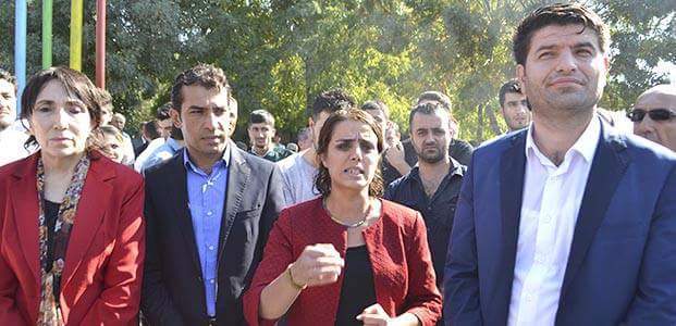 dempartignclk's tweet photo. Batman'da Ankara’daki patlamayı protesto etmek isteyen kalabalığa polis tazyikli suyla müdahale etti. #Ankaradayız http://t.co/gs3gP4RcC2