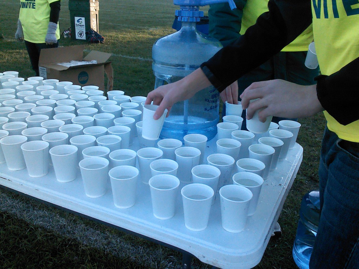 LilyKellyGG's tweet photo. #recyclable #paper cups by @lbpmanufacturin ready to be used by thirsty XC runners! http://t.co/IXbPivTpbN