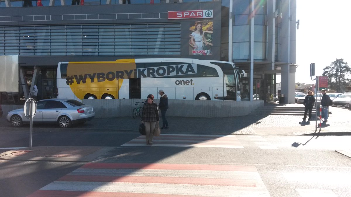 OnetWiadomosci's tweet photo. #Onetobus ruszył w Polskę. Nie omieszkał skomentować tego nawet @jarekkuzniar http://t.co/56NYtL5Ihl #WYBORYikropka http://t.co/bhwJnptP2d
