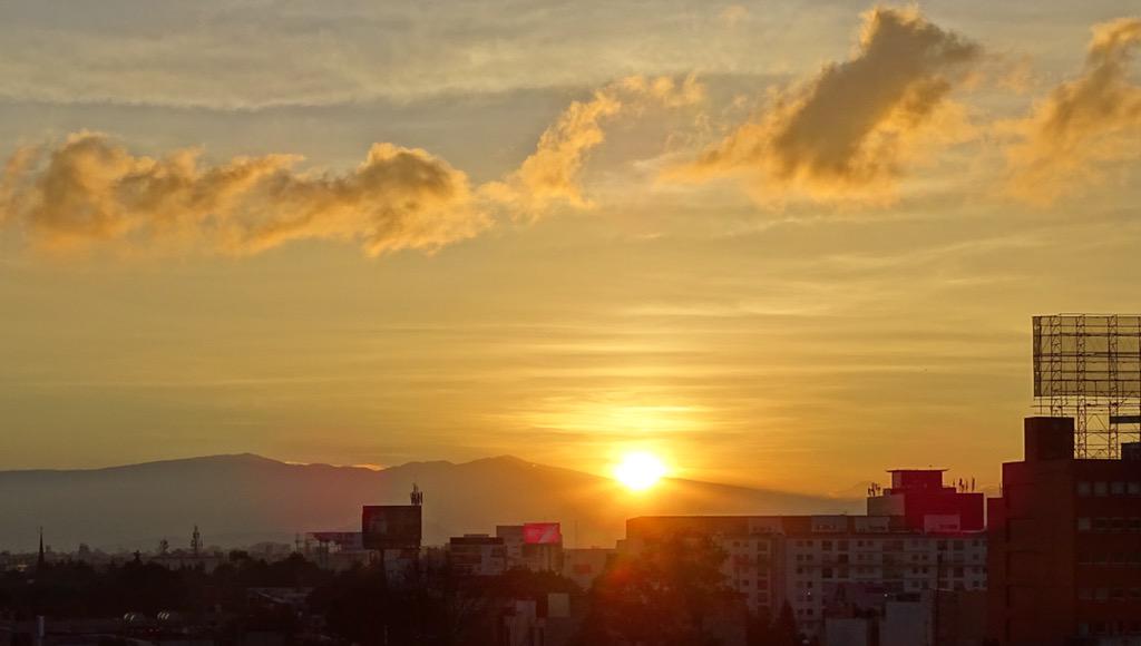 MxTurismo's tweet photo. “@isaacdabbah: Así amanece en la 
Ciudad de México 

@MxTurismo https://t.co/ZbzkMgvohW”