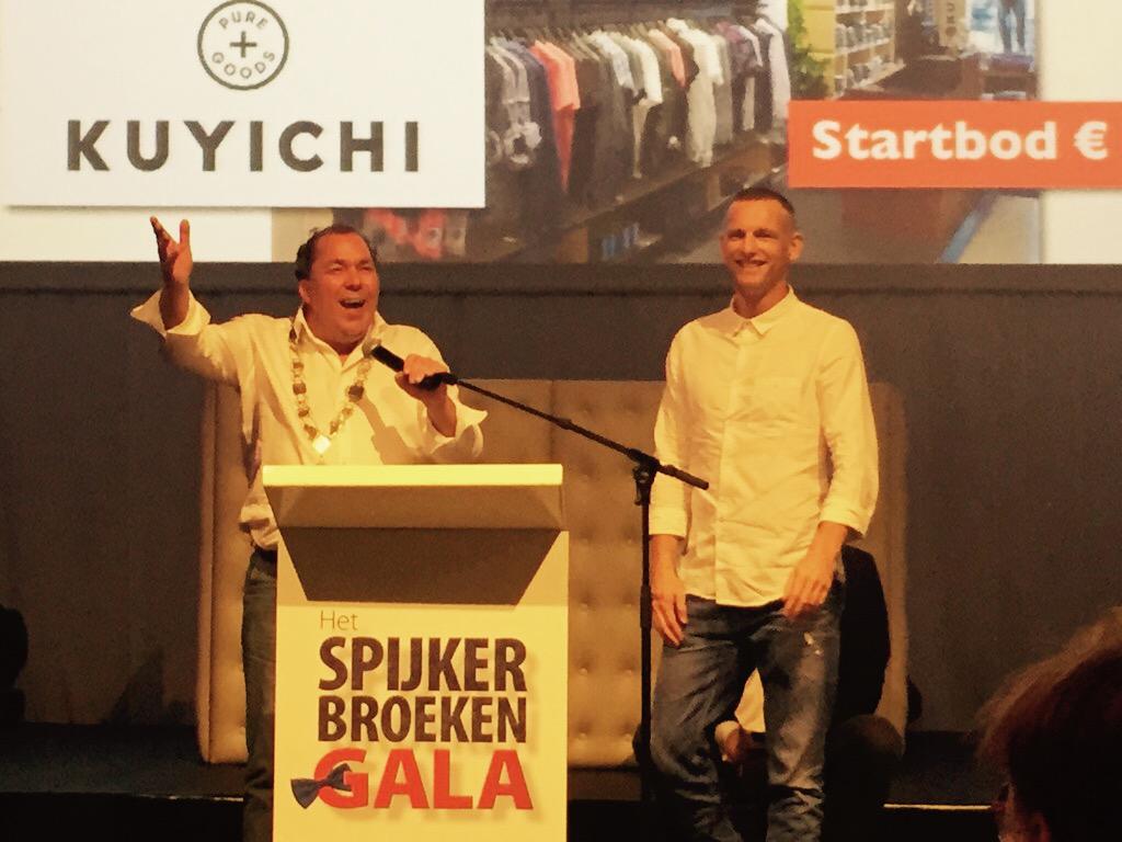 Veilingmeester <a href="/hmostendorp/">H.M. Ostendorp</a> praat 72.500,- bij elkaar voor Stichting Terre, wat een held! <a href="/GemBunnik/">Gemeente Bunnik</a> #RETT