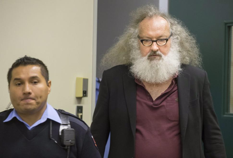 NYDailyNews's tweet photo. Actor Randy Quaid was taken into custody after trying to cross the U.S. border from Canada. http://t.co/Hr0kW1EmBS http://t.co/Mi8D9eBPYx