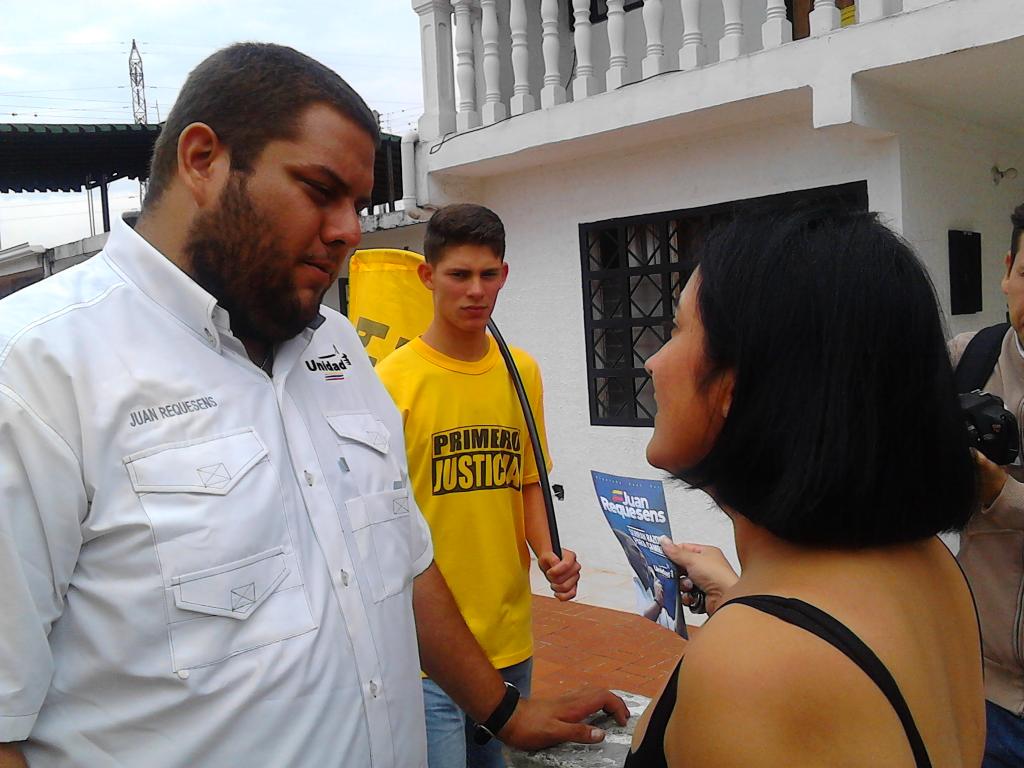 JuanRequesens's tweet photo. Iniciamos nuestro recorrido de hoy en la #UrbElCampito #PaloGordo  #PorqueVenezuelaQuiereCambio http://t.co/diuEsdxHsu