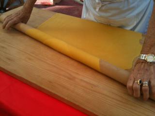 turismo_RE's tweet photo. Le sfogline di Albinea e l'arte di piegare la pasta a mano in #PiazzettaER. #reggioexpo2015 #expogram #expo2015 http://t.co/AEPbIZGH9n